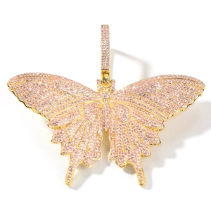 Macro-opname van gouden vlinderhanger met roze zirkonia pavé voor luxe hiphop sieraden