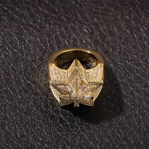 Detaillierte Makroansicht des goldfarbenen Hip-Hop-Rings mit sternförmigen Zirkoniasteinen