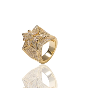 Detailansicht des Hip-Hop-Sternrings mit Goldvergoldung und weißen Zirkonia-Steinen