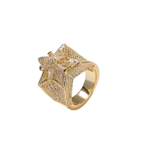 Makroansicht der Zirkonia-Steine auf dem Hip-Hop-Goldstern-Ring im Iced-Out-Stil