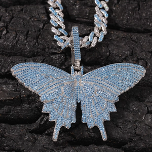 Macro-opname van de blauwe zirkoon vlinder hanger met zilveren Cubaanse ketting