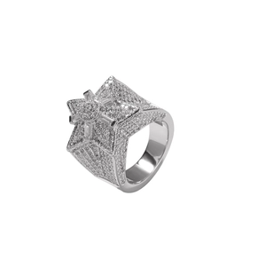 Makroaufnahme des silbernen Hip-Hop-Sternrings mit detaillierter Zirkon-Mikropflasterung