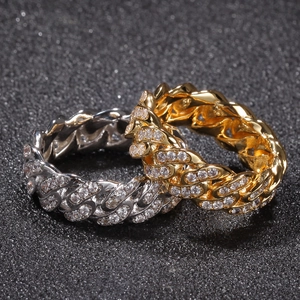 Macro di anelli a maglia cubana ghiacciati in oro e argento con pavé di zirconi