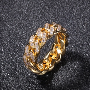 Dettaglio macro dell'anello a catena cubana da 8mm placcato oro con zirconi cubici