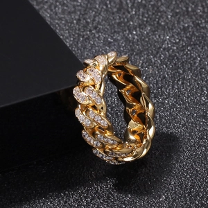 Dettaglio macro di un anello a catena cubana placcato oro con zirconi micro-pavé