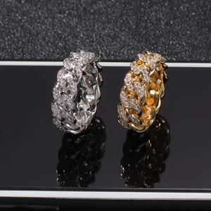 Vista dettagliata di anelli a catena cubana 8mm con zirconi in oro e argento