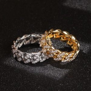 Dettaglio degli anelli cubani in oro e argento con micropavé di pietre di zirconi