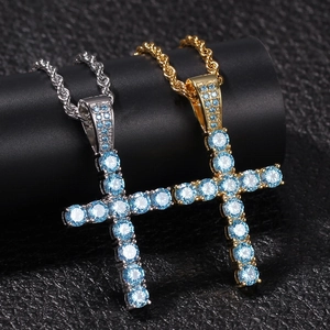 Collana con ciondolo a croce hip hop con zircone blu in finiture oro e argento