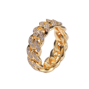 Dettaglio dell'anello Cuban Link dorato con zirconi incastonati in stile hip hop