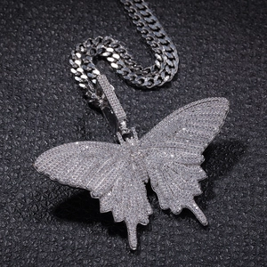Macro-opname van een hiphop vlinderhanger met verzilvering en ingelegde zirkoon kristal