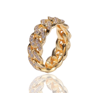 Macro di un anello a catena cubana placcato oro 18 carati con zirconi incastonati