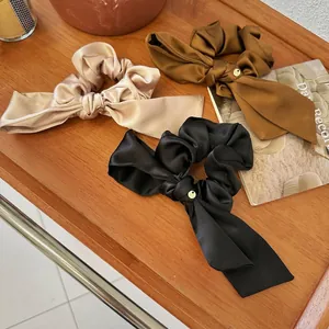 Set di 3 elastici per capelli in raso con fiocchi e ciondoli metallici in oro e nero