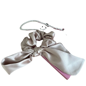 Elegante elastico per capelli in raso champagne con fiocco e ciondolo rotondo in metallo