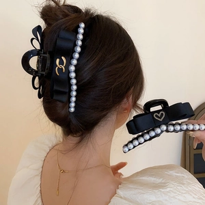 Pince à cheveux élégante en satin noir avec perles blanches et ornements vintage