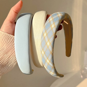Détails de serre-têtes rembourrés avec tissus bleu uni, plissé crème et motifs à carreaux