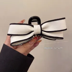 Λεπτομέρεια από κλαμερ φιόγκο με μαύρο τελείωμα και ένδειξη μεγέθους περίπου 12,5 cm
