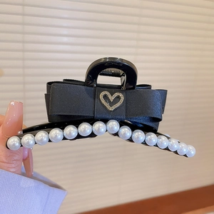 Pince à cheveux avec nœud en satin noir, strass en cœur et détails de perles blanches
