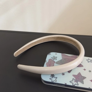 Detail of thickened cream faux leather headband with soft non-slip velvet inner lining