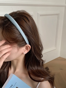 Détail d'un serre-tête en soie bleu clair rembourré avec texture satinée douce
