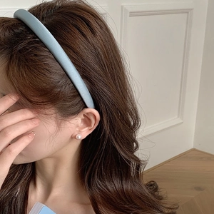 Serre-tête élégant en velours bleu clair rembourré pour un effet de volume capillaire