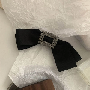 Elegante fermaglio per capelli in raso nero con fibbia in strass su carta artistica