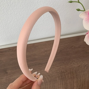 Vue détaillée du serre-tête rembourré rose en velours mat avec des coutures précises