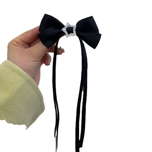 Barrette à cheveux élégante en ruban de satin noir avec un détail d'étoile en strass argentés