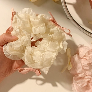 Eleganter Haargummi aus Spitze in Creme und Rosa mit plissierten Lagen und Schleifen