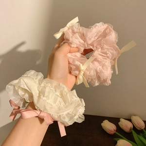 Nahaufnahme von Ballett-Stil Organza-Haargummis mit eleganten Bandschleifen in Rosa und Creme