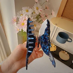 Grande pince à cheveux papillon avec motif marbré bleu et noir en acétate