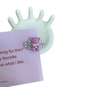 Glinsterende roze metalen beren haarclip met strass en kristallen strik op display