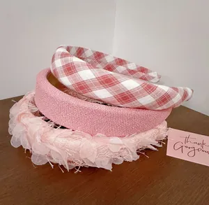 Lot de trois serre-têtes rembourrés roses avec motifs à carreaux et broderies de feuilles