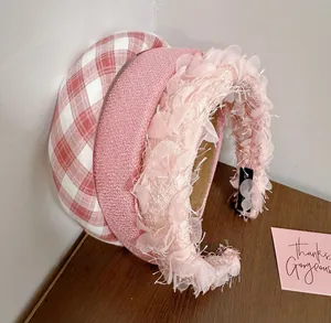 Lot de trois serre-têtes roses rembourrés avec motifs à carreaux, tweed et dentelle