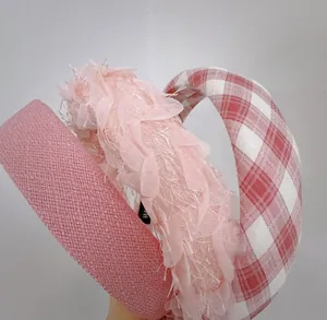 Détails du lot de serre-têtes en tissu rose, dentelle plissée et motif à carreaux