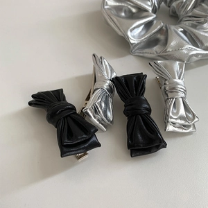 Pinces à Cheveux Nœud en Cuir Synthétique pour Femmes Pince Croco Minimaliste Doux Cool Noir Argent Accessoires de Cheveux