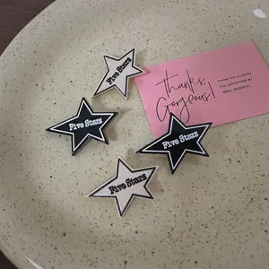 Barrettes étoile en acrylique noir et crème avec l'inscription Five Stars élégante