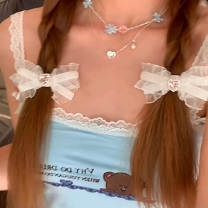 Barrette à nœud en dentelle avec strass cœur rose et collier floral sur modèle