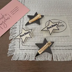 Lot de barrettes en forme d'étoile en acrylique noir et ivoire avec motif de lettres