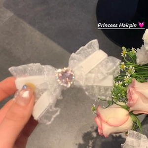 Pince à cheveux avec nœud en dentelle blanche et strass en forme de cœur rose