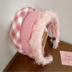 Ensemble de trois serre-têtes roses avec carreaux, design épuré et fleurs en mesh