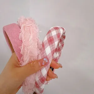 Ensemble de serre-têtes en tissu rose et dentelle avec motif vichy rouge élégant