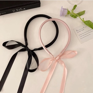 Serre-têtes fins élégants avec de longs nœuds en ruban noir et rose pour un style romantique