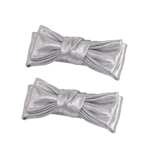 Paire de barrettes à cheveux en forme de nœud argenté avec texture métallique chic