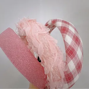 Serre-têtes roses rembourrés en tweed, plumes et tissu à carreaux rouges pour femmes