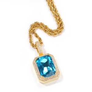Hiphop ketting met gouden gedraaide ketting en een grote rechthoekige zeeblauwe hanger