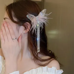 Eleganter Schmetterlings-Haarclip mit rosa Federn, Strass und langen Quasten für Damen