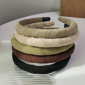 Lot de cinq serre-têtes enveloppés de tissu aux tons terre avec étiquettes faites main