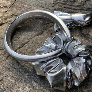Ensemble d'accessoires de cheveux métalliques argentés avec bandeau nœud et chouchou