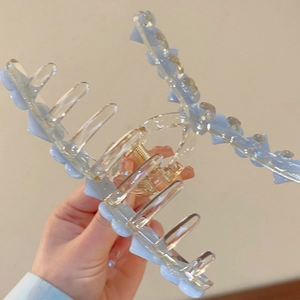Pinza per capelli in acrilico trasparente con dettagli blu chiaro e molla d'oro