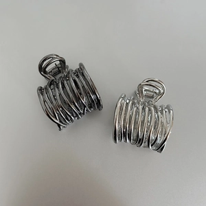 Pinzas para el pelo minimalistas de metal en color negro plomo y acabados plateados